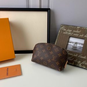 LOUIS VUITTON MONOGRAM POUCH<br>루이비통 모노그램 파우치<br>[17X12X6cm]