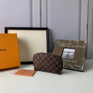 LOUIS VUITTON MONOGRAM POUCH<br>루이비통 모노그램 파우치<br>[17X12X6cm]