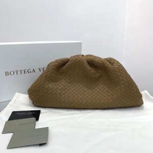 BOTTEGA VENETA THE POUCH 20 IN INTRECCIATO NAPPA <br>보테가 베네타 파우치