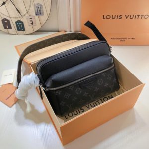 LOUIS VUITTON OUTDOOR MESSENGER BAG<br>루이비통 아웃도어 메신저 백<br>[26x19x5cm 이태리가죽]