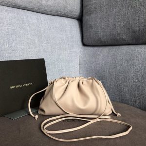 BOTTEGA VENETA BUTTER CARF POUCH BAG <br>보테가 베네타 버터 카프 파우치