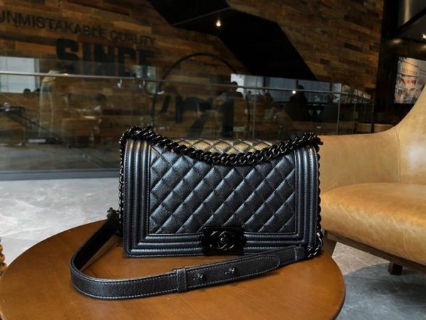 CHANEL BOY FLAP BAG 샤넬 보이 플랩 백