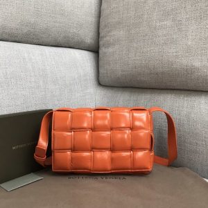 BOTTEGA VENETA PADDED CASSETTE BAG <br>보테가 베네타 패디드 카세트 백