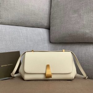 BOTTEGA VENETA ANGLE BAG <br>보테가 베네타 엔젤 백