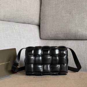 BOTTEGA VENETA PADDED CASSETTE BAG <br>보테가 베네타 패디드 카세트 백