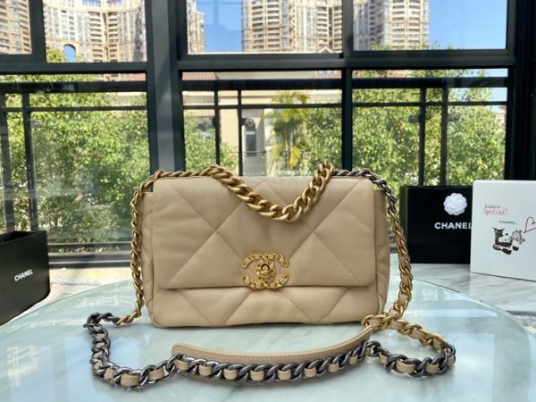 CHANEL 19 FLAP BAG 샤넬 19 플랩 백