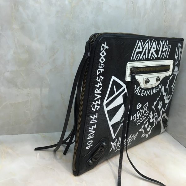 BALENCIAGA GRAFFITI CLASSIC CLUTCH 발렌시아가 그래피티 클래식 클러치