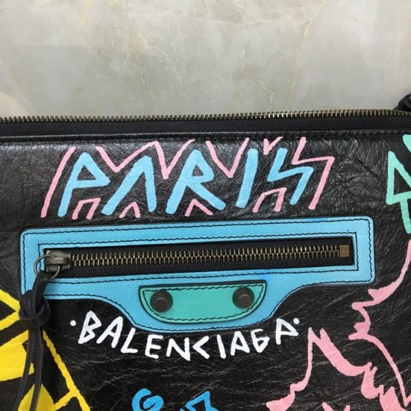 BALENCIAGA GRAFFITI CLASSIC CLUTCH 발렌시아가 그래피티 클래식 클러치