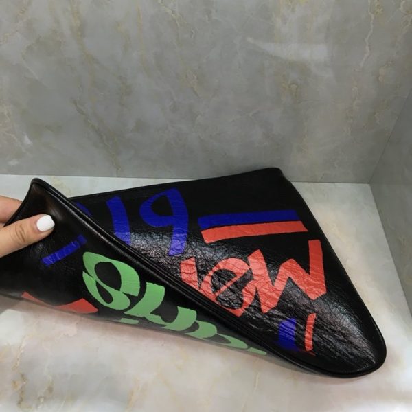 BALENCIAGA GRAFFITI CLASSIC CLUTCH 발렌시아가 그래피티 클래식 클러치