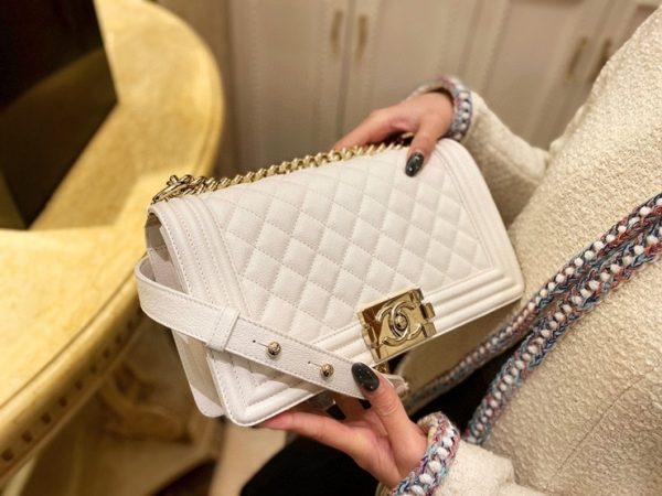 CHANEL BOY FLAP BAG 샤넬 보이 플랩 백