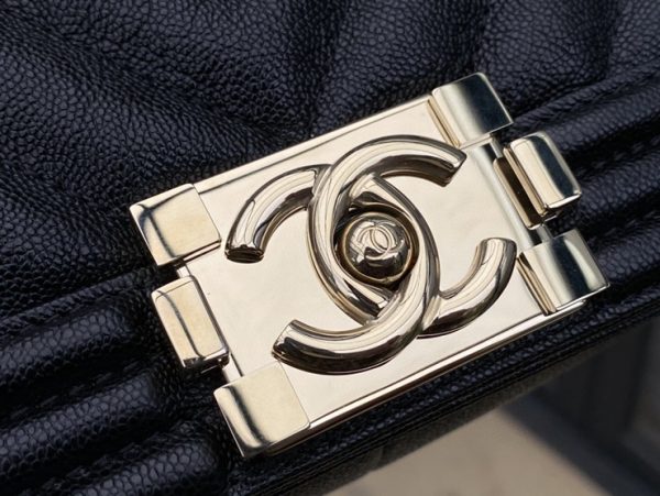 CHANEL BOY FLAP BAG 샤넬 보이 플랩 백