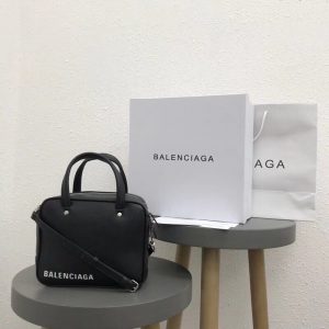 BALENCIAGA TRIANGLE SQUARE BAG <br>발렌시아가 트라이앵글 스퀘어백 XS