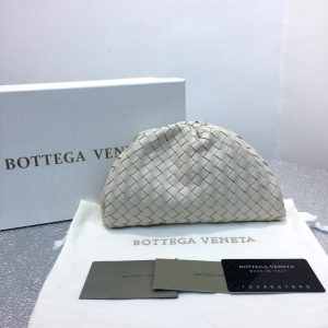 BOTTEGA VENETA THE POUCH 20 IN INTRECCIATO NAPPA <br>보테가 베네타 파우치