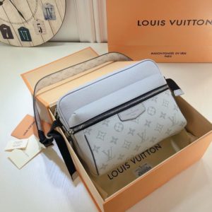 LOUIS VUITTON OUTDOOR MESSENGER BAG<br>루이비통 아웃도어 메신저 백<br>[26x19x5cm 이태리가죽]