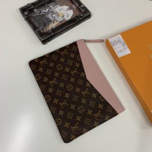 LOUIS VUITTON DAILY CLUTCH<br>루이비통 데일리 클러치<br>[29.5x21cm 이태리가죽]