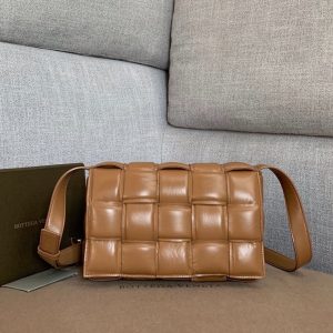 BOTTEGA VENETA PADDED CASSETTE BAG <br>보테가 베네타 패디드 카세트 백