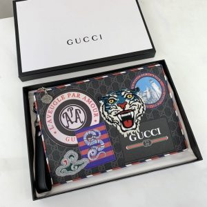 GUCCI COURRIER GG SUPREME POUCH<br>구찌 쿠리에 GG 파우치<br>[30.5x21cm]