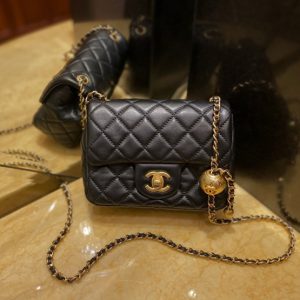 CHANEL FLAP BAG<br>샤넬 플랩 백<br>[18x13x7cm 이태리양가죽]