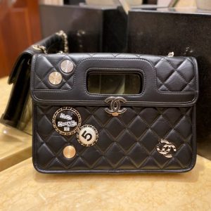 CHANEL FLAP BAG<br>샤넬 플랩 백<br>[20x27x6cm 이태리송아지가죽]