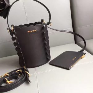 MIUMIU APPLIQUE LEATHER BUCKET BAG<br>미우미우 아플리케 레더 버킷 백<br>[16x16x18cm]