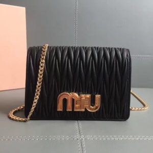 MIUMIU MATELASSE SHOULDER BAG<br>미우미우 마테라쎄 빅 로고 숄더 백<br>[18x12x5cm]