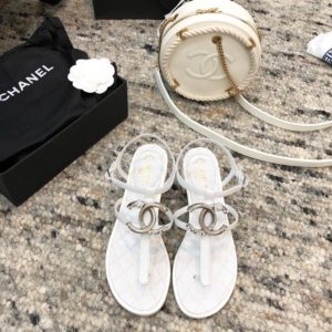 CHANEL CC LOGO FLIP-FLOP SANDAL<br>샤넬 CC 로고 플립플랍 샌들<br><i>35-40 SIZE 이태리 소가죽</i>