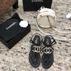 CHANEL CC LOGO FLIP-FLOP SANDAL<br>샤넬 CC 로고 플립플랍 샌들<br><i>35-40 SIZE 이태리 소가죽</i>