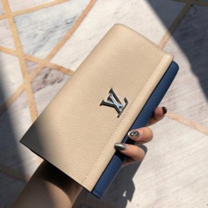 LOUIS VUITTON LOCK ME WALLET<br>루이비통 락미 장지갑<br><i>19.5x10cm 이태리가죽</i>