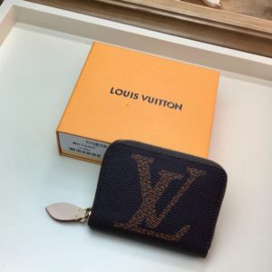 LOUIS VUITTON MONOGRAM GIANT ZIPPY WALLET<br>루이비통 모노그램 지퍼지갑<br><i>11×8.5x2cm 이태리가죽</i>