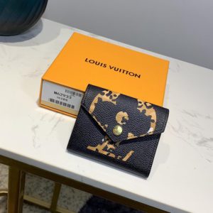 LOUIS VUITTON ZOE WALLET<br>루이비통 조에 지갑<br><i>9.5×7.5x2cm 이태리가죽</i>