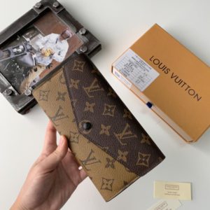 LOUIS VUITTON MONOGRAM WALLET<br>루이비통 모노그램 장지갑<br><i>19x10cm 이태리가죽</i>