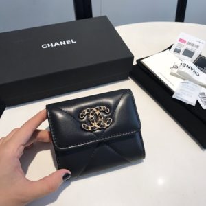 CHANEL 19 FLAP WALLET<br>샤넬 19 플랩 지갑<br><i>11x10cm 이태리산양가죽</i>