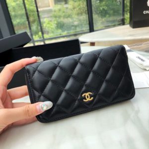 CHANEL CLASSIC FLAP WALLET<br>샤넬 클래식 플랩 지갑<br><i>15x9x2cm 이태리 양가죽</i>