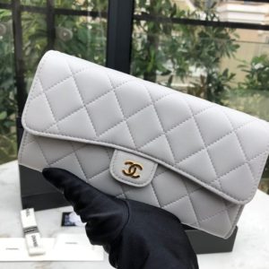 CHANEL CLASSIC FLAP WALLET<br>샤넬 클래식 플랩 장지갑<br><i>19.5×10.5x3cm 이태리 GR정품양가죽</i>