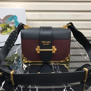 PRADA SAFFIANO CAHIER SHOULDER BAG<br>프라다 사피아노 카이에 숄더 백<br>[20x14x8.5cm 사피아노가죽]