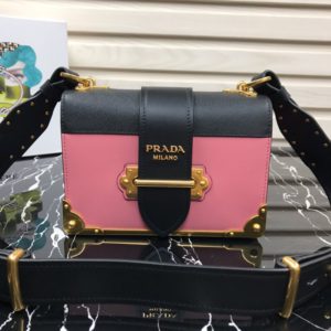 PRADA SAFFIANO CAHIER SHOULDER BAG<br>프라다 사피아노 카이에 숄더 백<br>[20x14x8.5cm 사피아노가죽]