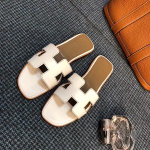 HERMES ORAN SANDAL<br>에르메스 오란 샌들<br><i>35-40 SIZE 이태리 소가죽</i>