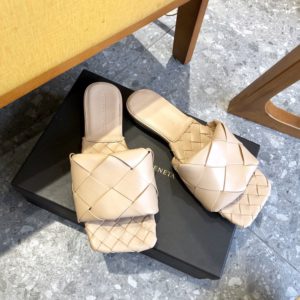 BOTTEGA VENETA LIDO FLAT SANDAL<br>보테가 베네타 리도 플랫 샌들<br><i>35-40 SIZE 이태리소가죽</i>