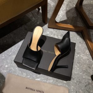 BOTTEGA VENETA STRETCH SANDAL<br>보테가 베네타 스트레치 플랫 샌들<br><i>35-40 SIZE 굽 9cm</i>