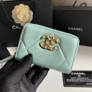 CHANEL 19 FLAP WALLET<br>샤넬 19 플랩 지갑<br><i>11×7.5cm 이태리양가죽</i>