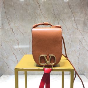 VALENTINO VLING CROSSBODY BAG<br>발렌티노 VRING 크로스바디 백<br><i>17x22x4cm 이태리가죽</i>