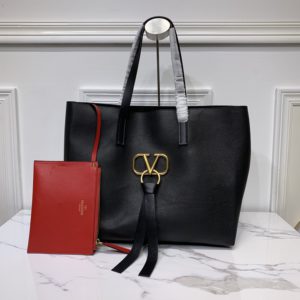 VALENTINO E/W VRING GRAINY TOTE BAG<br>발렌티노 E/W VRING 토트백<br><i>39x32x14cm 이태리가죽</i>