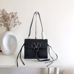 VALENTINO VLING SHOULDER BAG<br>발렌티노 VRING 숄더백<br><i>24x19x16/28x24x22cm이태리가죽</i>