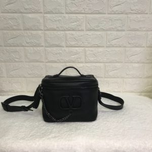 VALENTINO VLING VENITY BAG<br>발렌티노 VRING 배니티 백<br><i>17x12x12cm 이태리가죽</i>