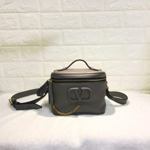 VALENTINO VLING VENITY BAG<br>발렌티노 VRING 배니티 백<br><i>17x12x12cm 이태리가죽</i>