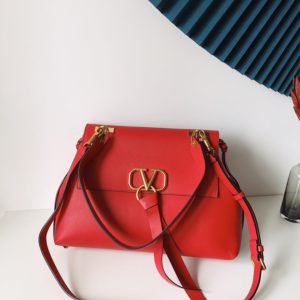 VALENTINO VLING CROSSBODY BAG<br>발렌티노 VRING 크로스바디 백<br><i>28x22x11cm 이태리가죽</i>