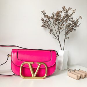 VALENTINO SUPERVEE CROSSBODY BAG<br>발렌티노 슈퍼비 크러스바디 백<br><i>26.5x15x9cm 이태리가죽</i>