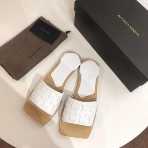 BOTTEGA VENETA SANDALS<br>보테가 베네타 샌들<br><i>35-39 SIZE 이태리 소가죽</i>