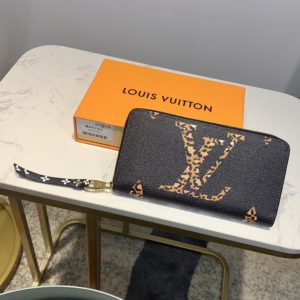 LOUIS VUITTON MONOGRAM POUCH BAG<br>루이비통 모노그램 파우치 백<br><i>19x10cm 이태리가죽</i>