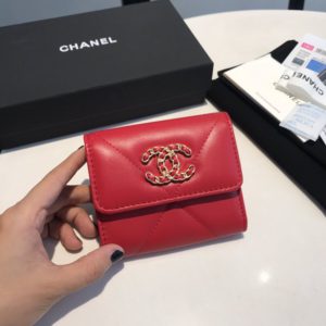 CHANEL 19 FLAP WALLET<br>샤넬 19 플랩 지갑<br><i>11x10cm 이태리산양가죽</i>